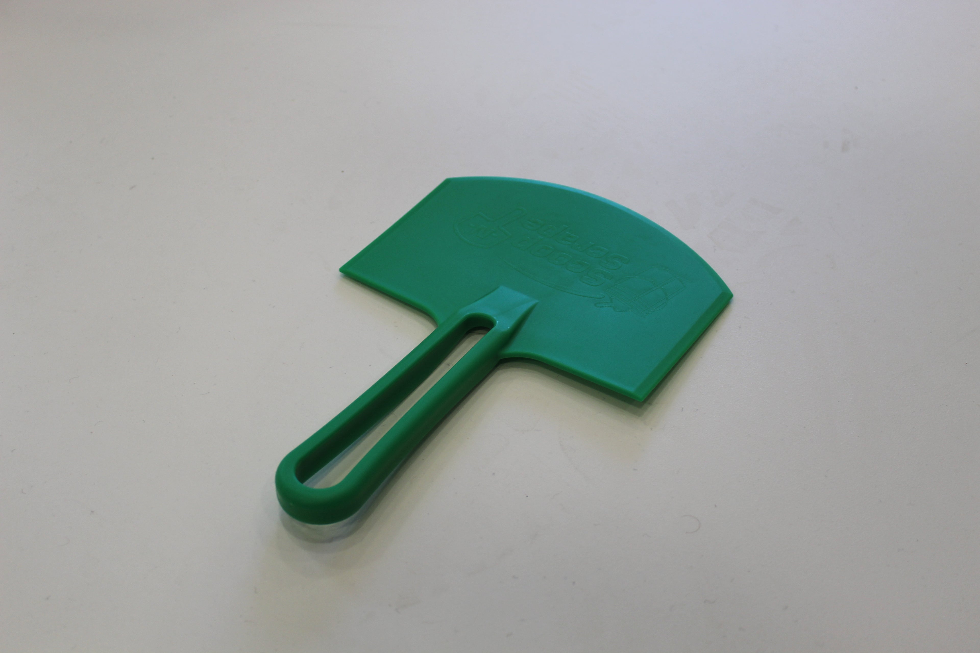 Gebogener Kunststoffspachtel