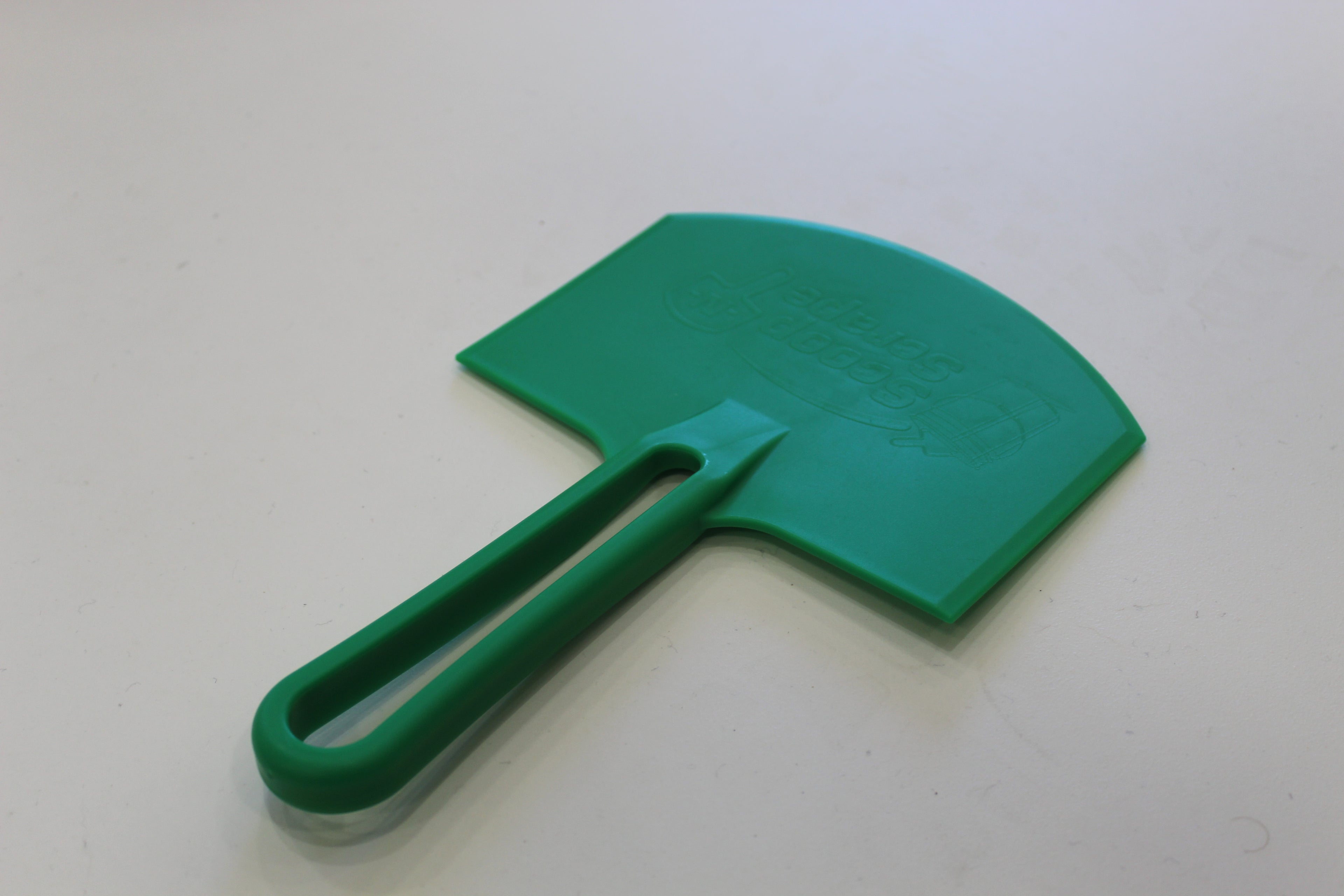 Gebogener Kunststoffspachtel
